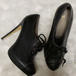 Restricted Leather Lace Front Platform Heel Black